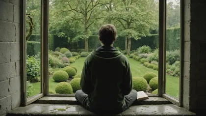 Lecteur vu de dos, assis en tailleur dans l'embrasure d'une fenêtre de pierre ouverte sur un jardin de buis taillés, un livre posé à côté de lui